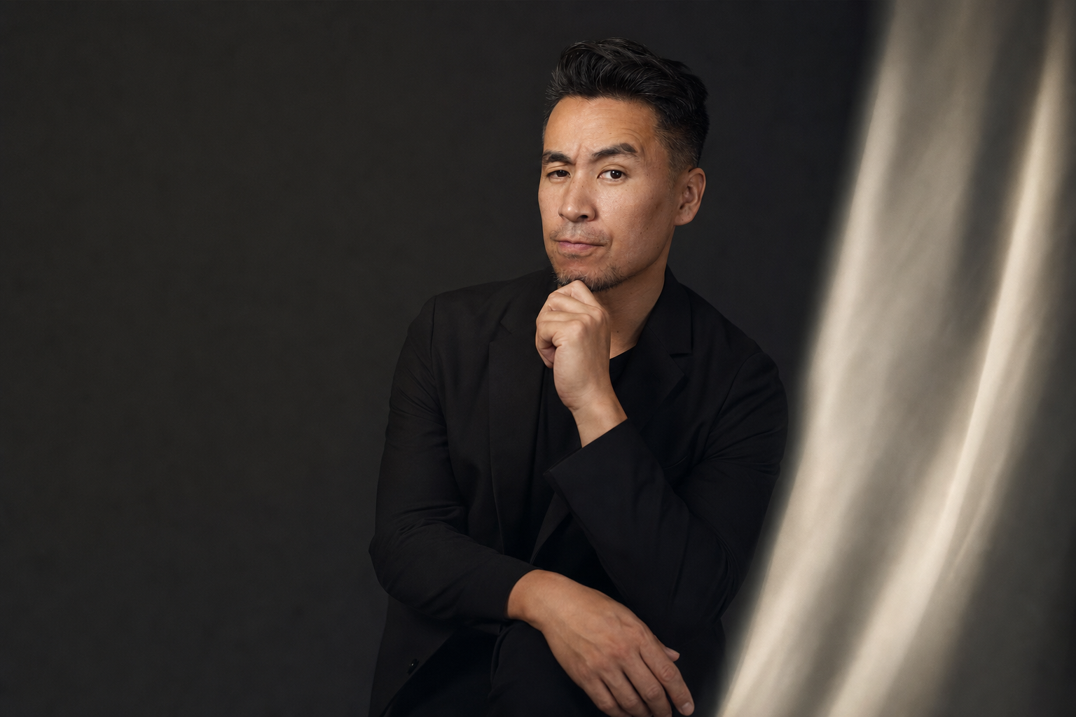 俳優ナオミのモノクロポートレート