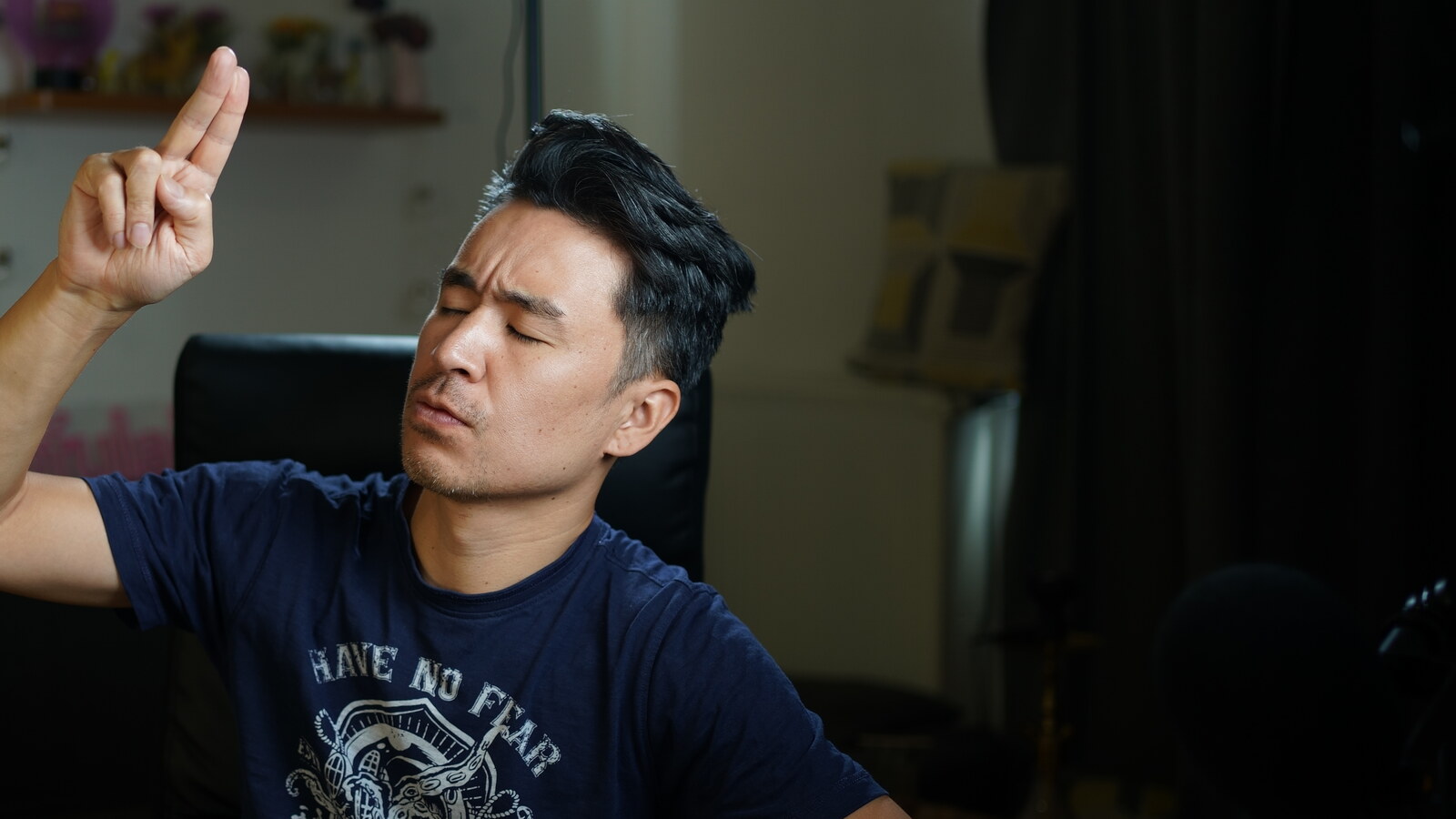 二本指を上げる俳優ナオミの提供写真